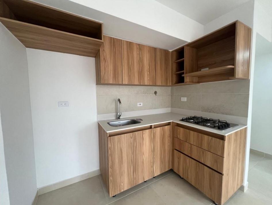 Cocina pequeña en L con muebles de madera diseñada para aprovechar el espacio