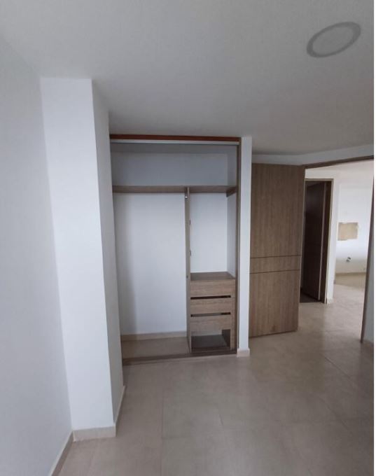 Vestidor en madera con iluminación LED a medida
