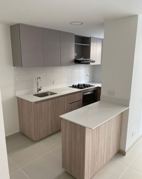 Cocina con barra a medida para apartamento