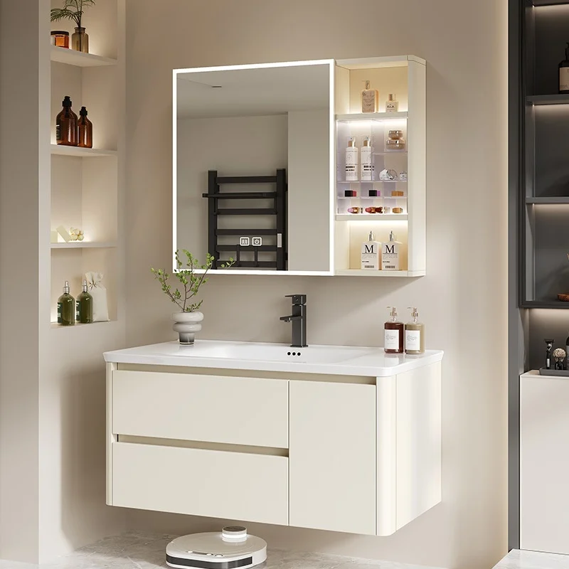 Mueble de baño blanco con espejo y almacenamiento